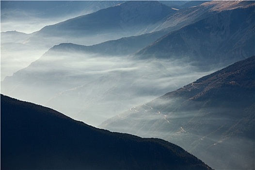 山,雾气