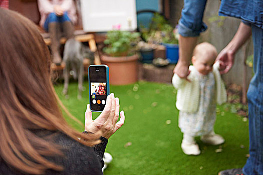 母亲,花园,智能手机,拍摄,女儿,学习,走,前景聚焦