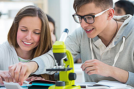 高中生,女孩,男孩,协作,生物学,教室,选择,样品,玻璃,透视,显微镜