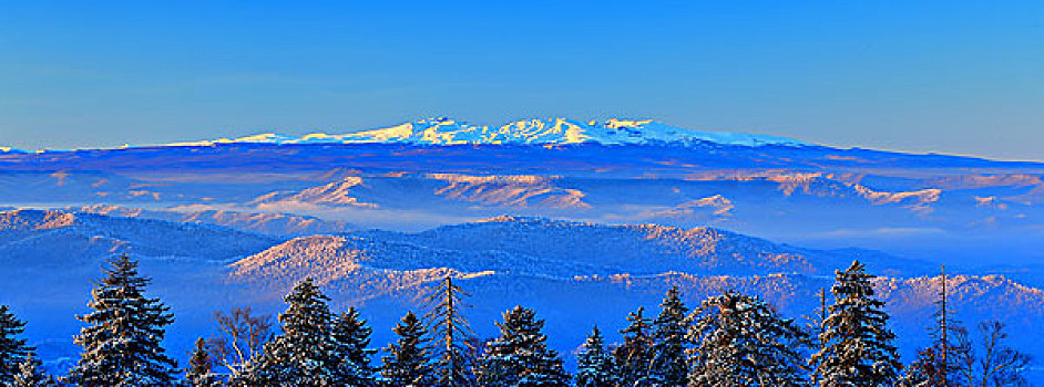 长白山天池全景吉林省仙峰国家森林公园远眺长白山仙峰国家森林公园
