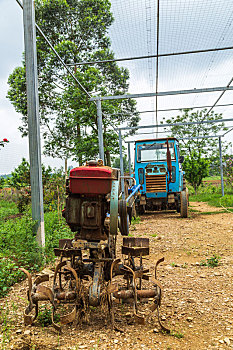 闲置的中型拖拉机,农业机械