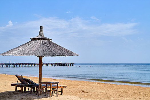 河北秦皇岛公海滩上的休闲太阳伞