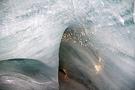 瑞士著名山峰少女峰冰洞的冰雕