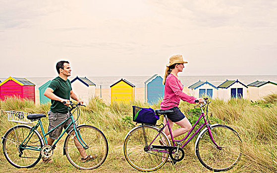 伴侣,推,自行车,上方,海滩