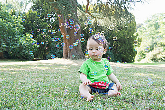 男婴,坐,草,看,泡泡,公园