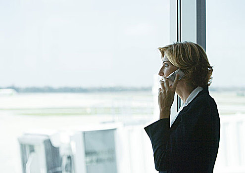 女人,手机,机场,向窗外看
