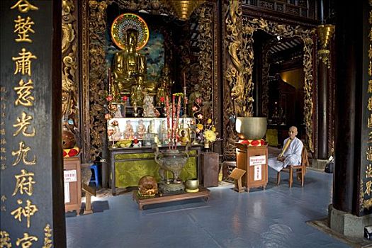 男人,坐,旁侧,圣坛,佛教寺庙,越南