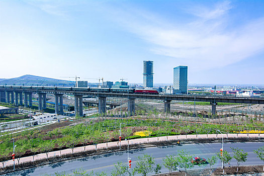 和谐号动车组驶过乌鲁木齐头屯河区