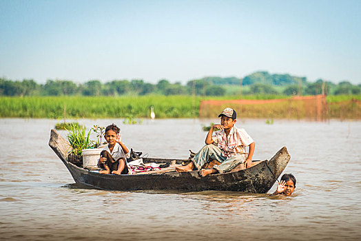 孩子,波浪,木船,漂浮,乡村,泛舟,树液,湖,柬埔寨,东南亚,亚洲