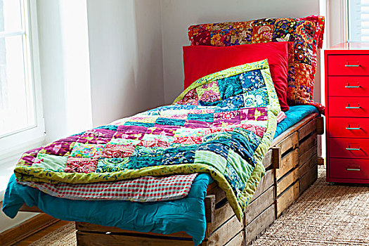 乡村,床,木质,板条箱,彩色,拼合,毯子,靠近,鲜明,红色,金属,文件柜