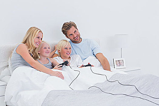 兄弟姐妹,玩电玩,父母,看,床上