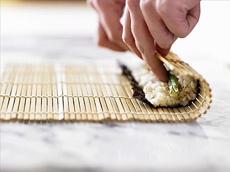 制作,寿司卷,卷起,竹垫
