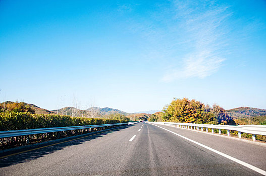 晴朗天气中的高速公路