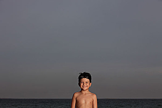 男孩,站立,正面,海洋,微笑,护目镜,头部