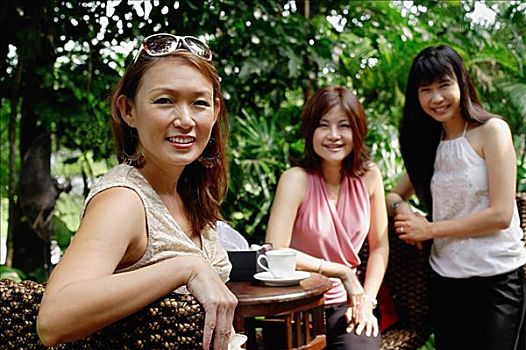 三个女人,户外,花园,咖啡,看镜头,微笑