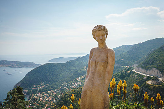 法国蔚蓝海岸埃兹小镇山顶花园雕像,俯瞰大海风景