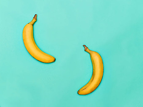 两个,香蕉,蓝色背景
