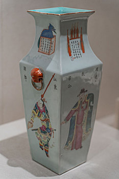 四川德阳博物馆藏清代粉彩四方形人物瓷瓶