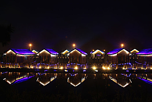 度假村夜景,海边木屋