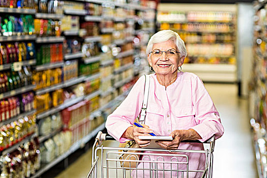 微笑,老年,女人,食物杂货,清单,超市