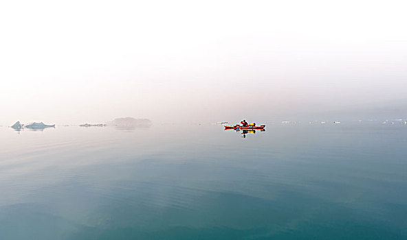 人,海上皮划艇,雾气,格陵兰