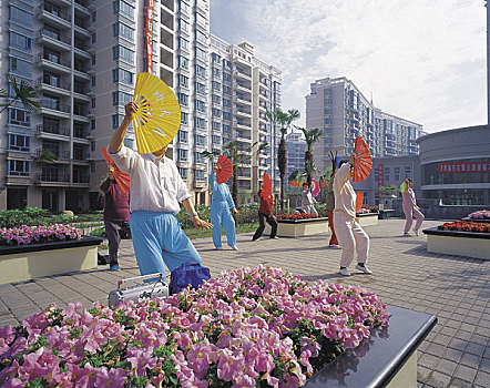 上海浦东龙阳住宅小区内的居民在跳扇子舞