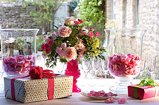 粉色,玫瑰,礼品包装,礼物,桌上,香槟,笛子