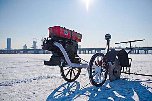 12月3日上午,哈尔滨冰雪大世界第3界采冰节在松花江冰面盛大开启
