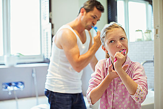 父亲,女儿,刷牙,卫生间