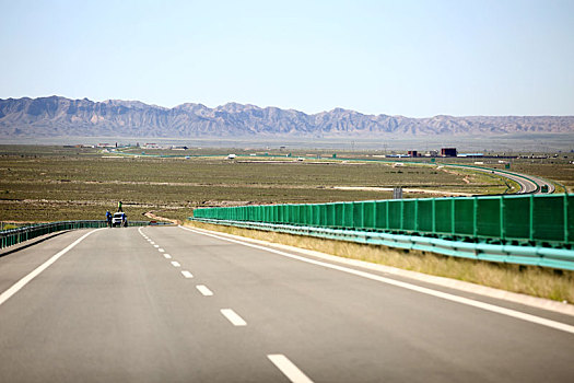 宁夏回族自治区,银川市郊外的公路