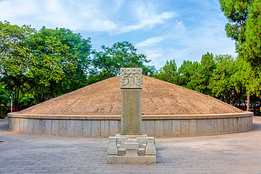 中国山东省德州市苏禄王墓的封土坟丘