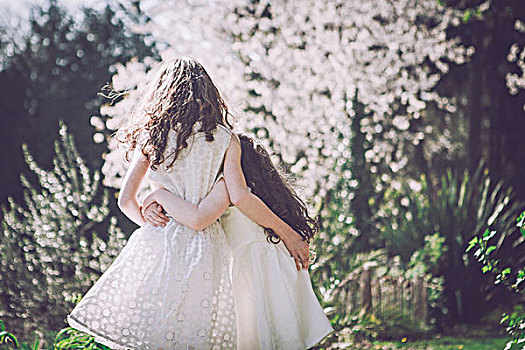 两个女孩,花园,搂抱