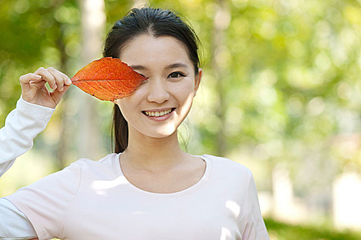 秋天欣賞落葉的美女