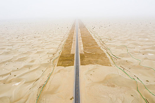 新疆塔克拉玛干沙漠的公路