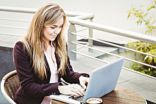 职业女性,笔记本电脑,咖啡