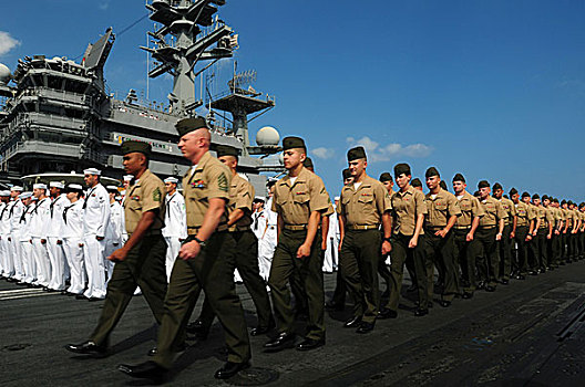 海军陆战队,行进,排列,移动,位置,男人,轨道,水手,乘坐,里根号,航空母舰,美国海军