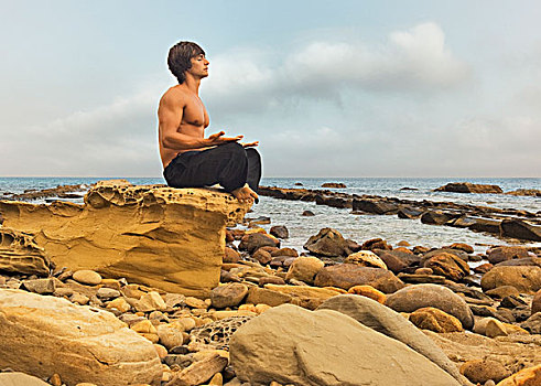一个,男人,坐,冥想,姿势,岩石构造,安达卢西亚,西班牙