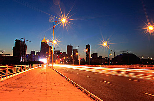 城市道路夜晚