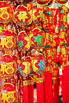 中国春节传统的饰品,钱袋与红椒造型春节饰品