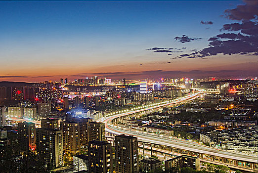 雅玛里克山俯瞰城市夜景