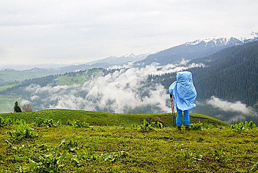 徒步云雾天山