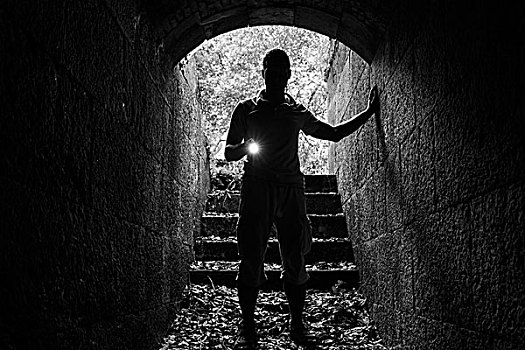 男青年,石头,隧道,看,暗色,单色调,照片