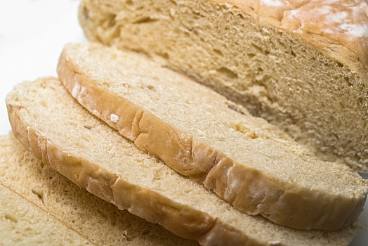 全麦面包切片孤立在白色的背景上