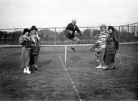 网球场,男人,跳跃,上方,网球网,四个女人,20世纪20年代,精准,地点,未知,德国,欧洲