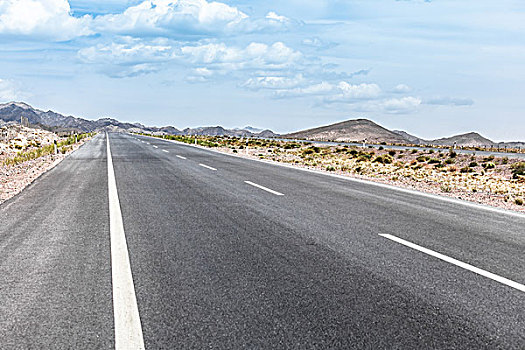 中国西部荒野道路