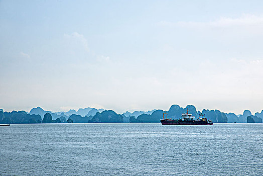 越南广宁鸿基市下龙湾货船港湾