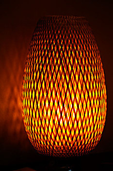 木藤编织的灯罩