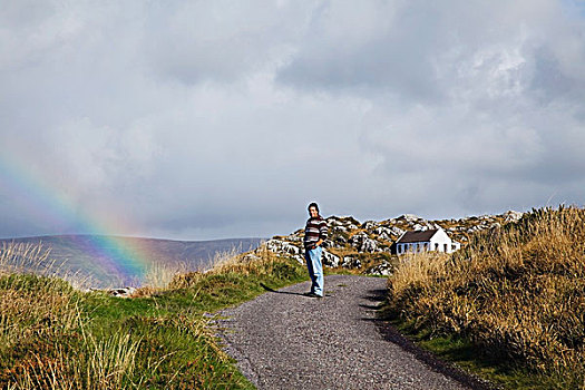 凯瑞郡,爱尔兰,一个,男人,站立,乡间小路,靠近,彩虹,远景