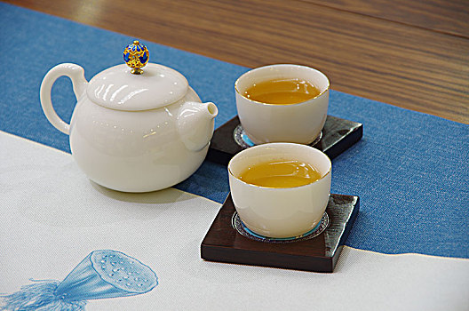 白色的茶壶和茶杯