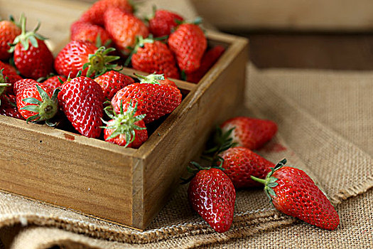 新鲜草莓放在木桌上